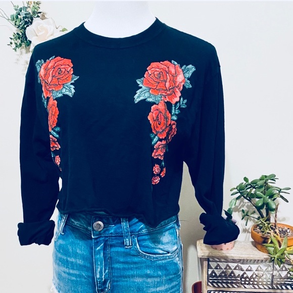 Tops - Roses Raw Hem Long Sleeve Crop Top Graphic Tee med